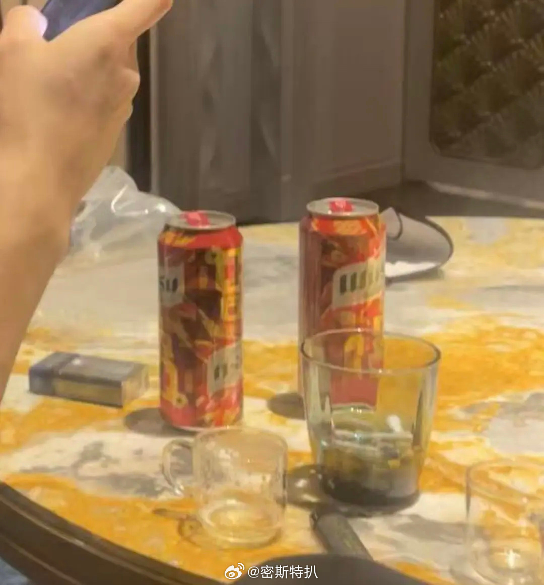 许凯用酒店杯子做烟灰缸…啊啊啊啊好ex，还好从来不用。许凯 赵晴许荔莎 22年因