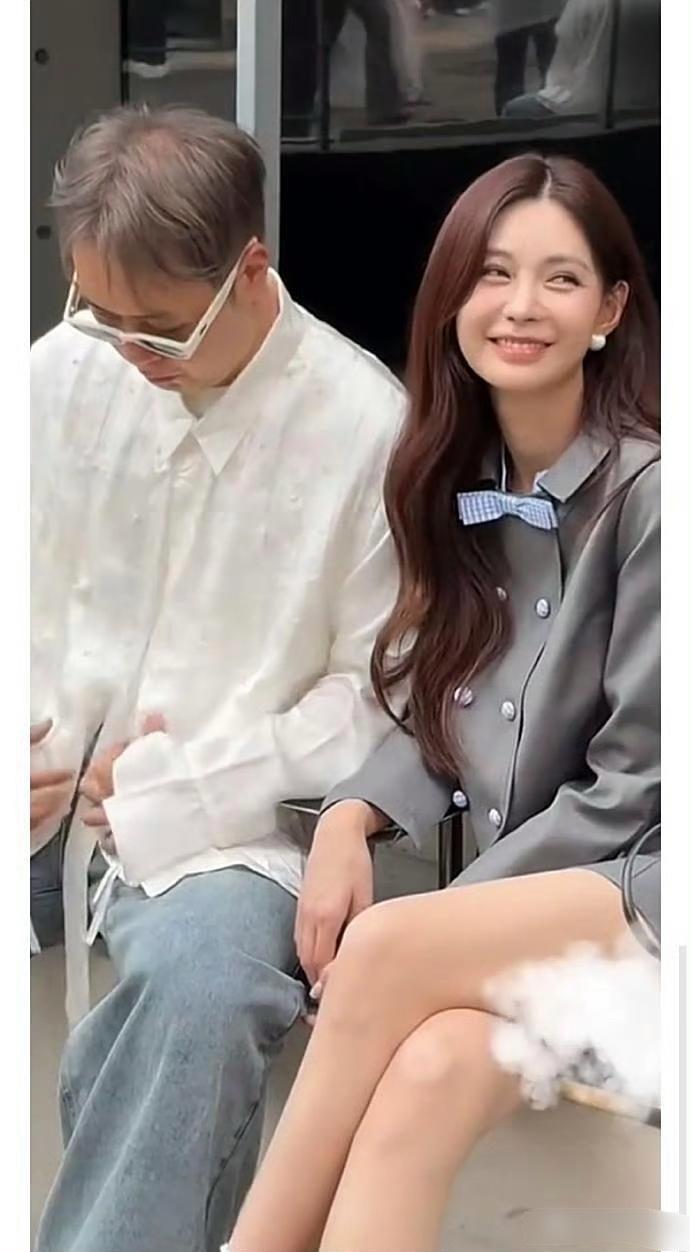 杜海涛：梦辰，你每次洗完头那头发厚得都能扎两个辫子，我都不敢跟你站太近，对比太强