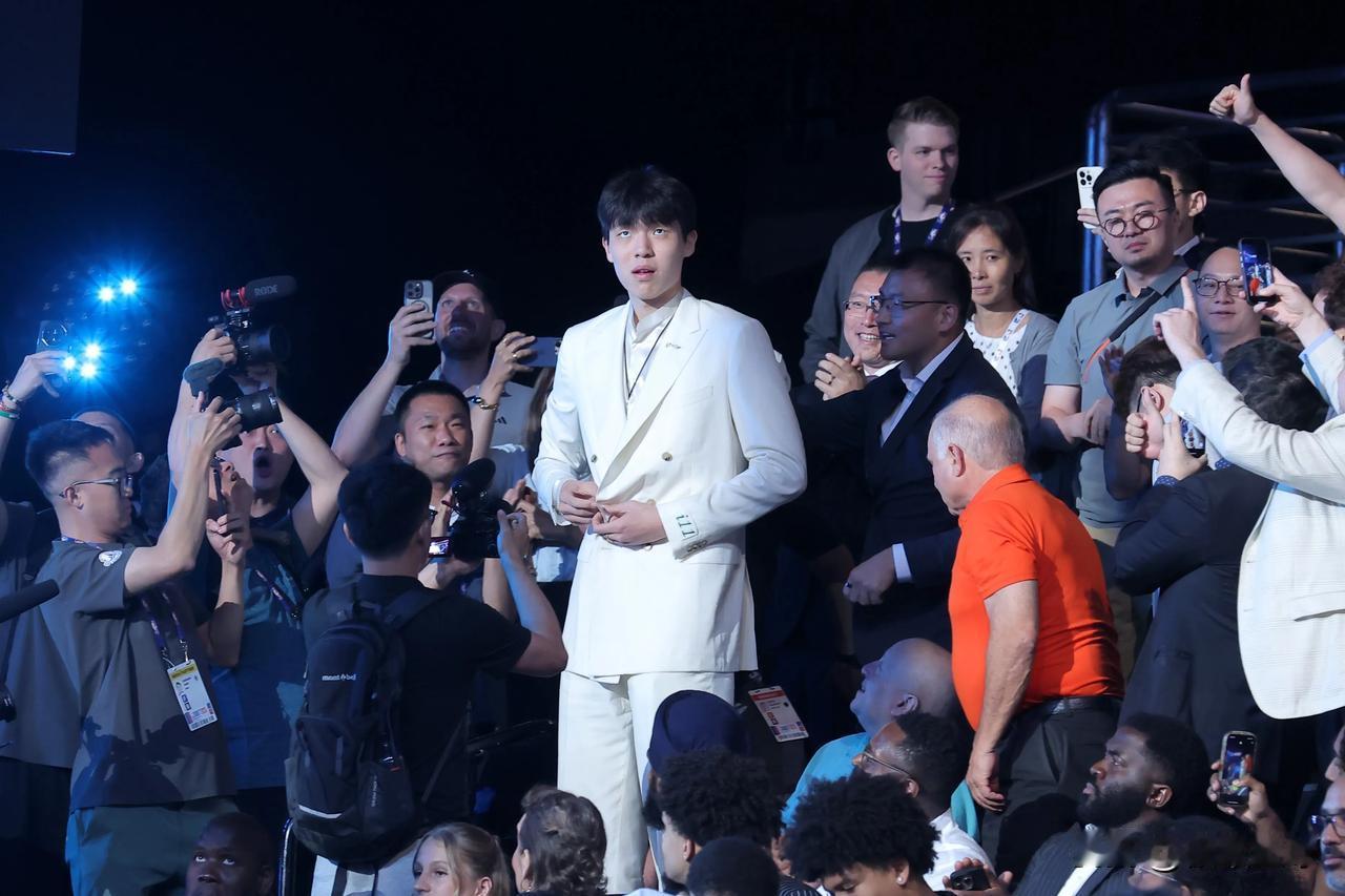 杨瀚森能达到约老师的水平的吗？

杨瀚森在多项静态和动态天赋上优于约老师，以下是