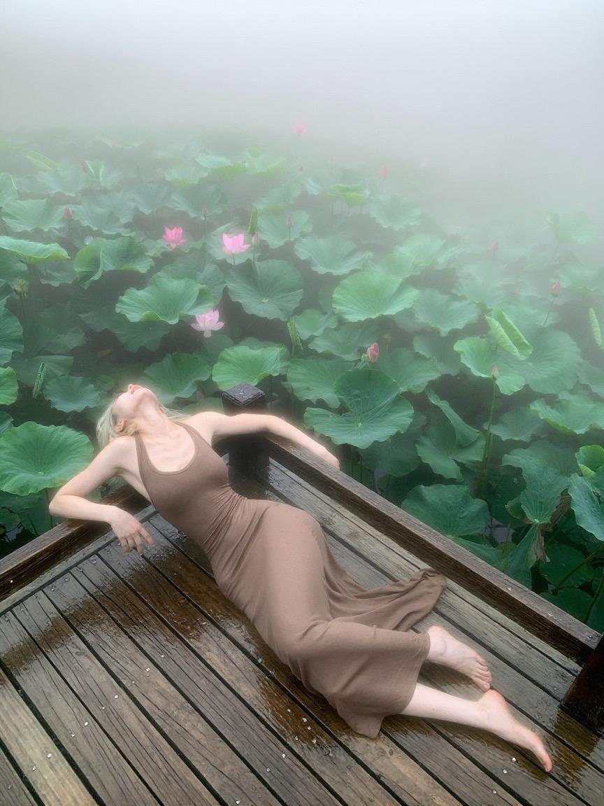 “有人困在雨里 有人雨中赏雨”