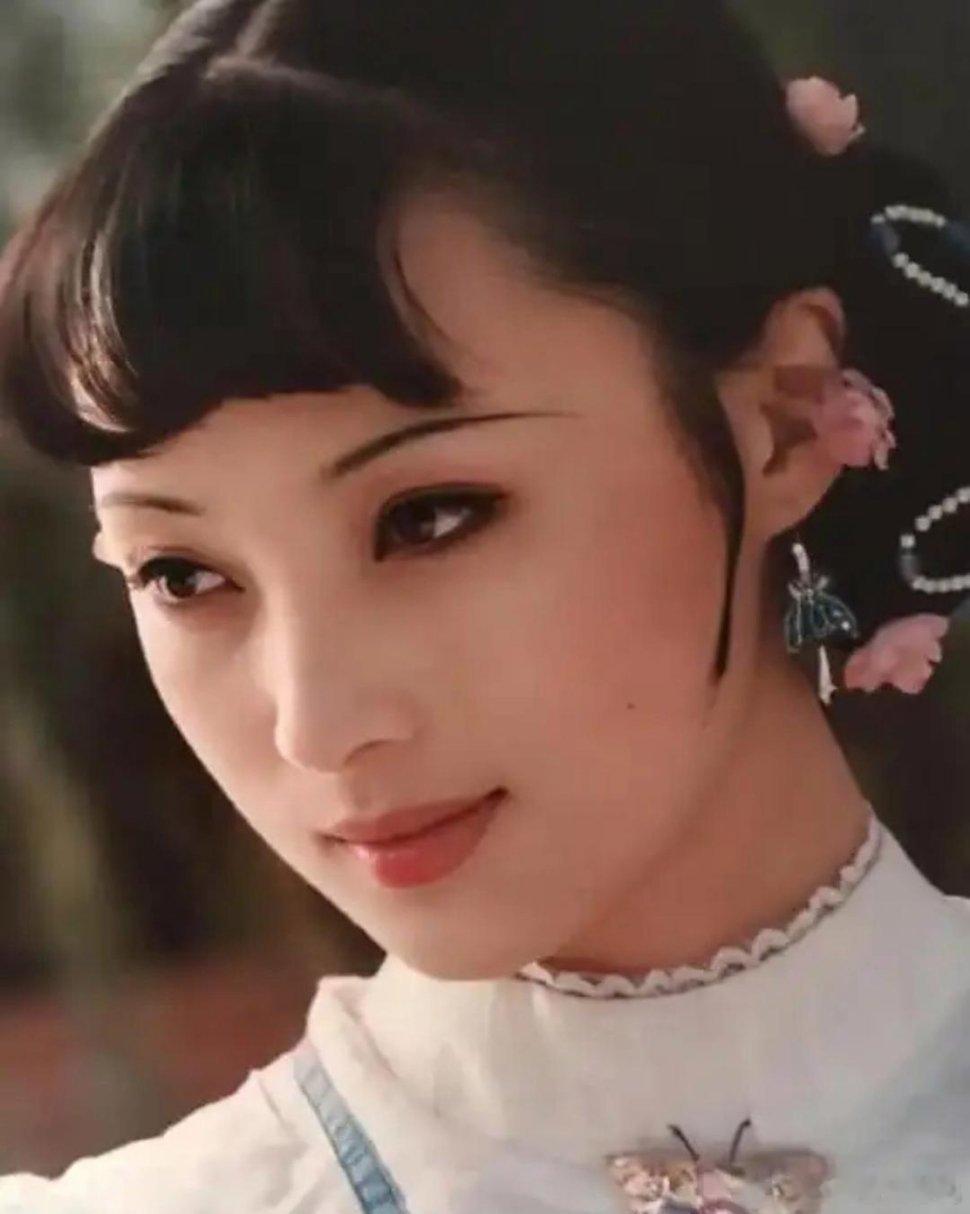 蒋勤勤上大学第一天，就引来好多人围观。黄磊为此翘了课，高晓松大老远从清华赶过来。