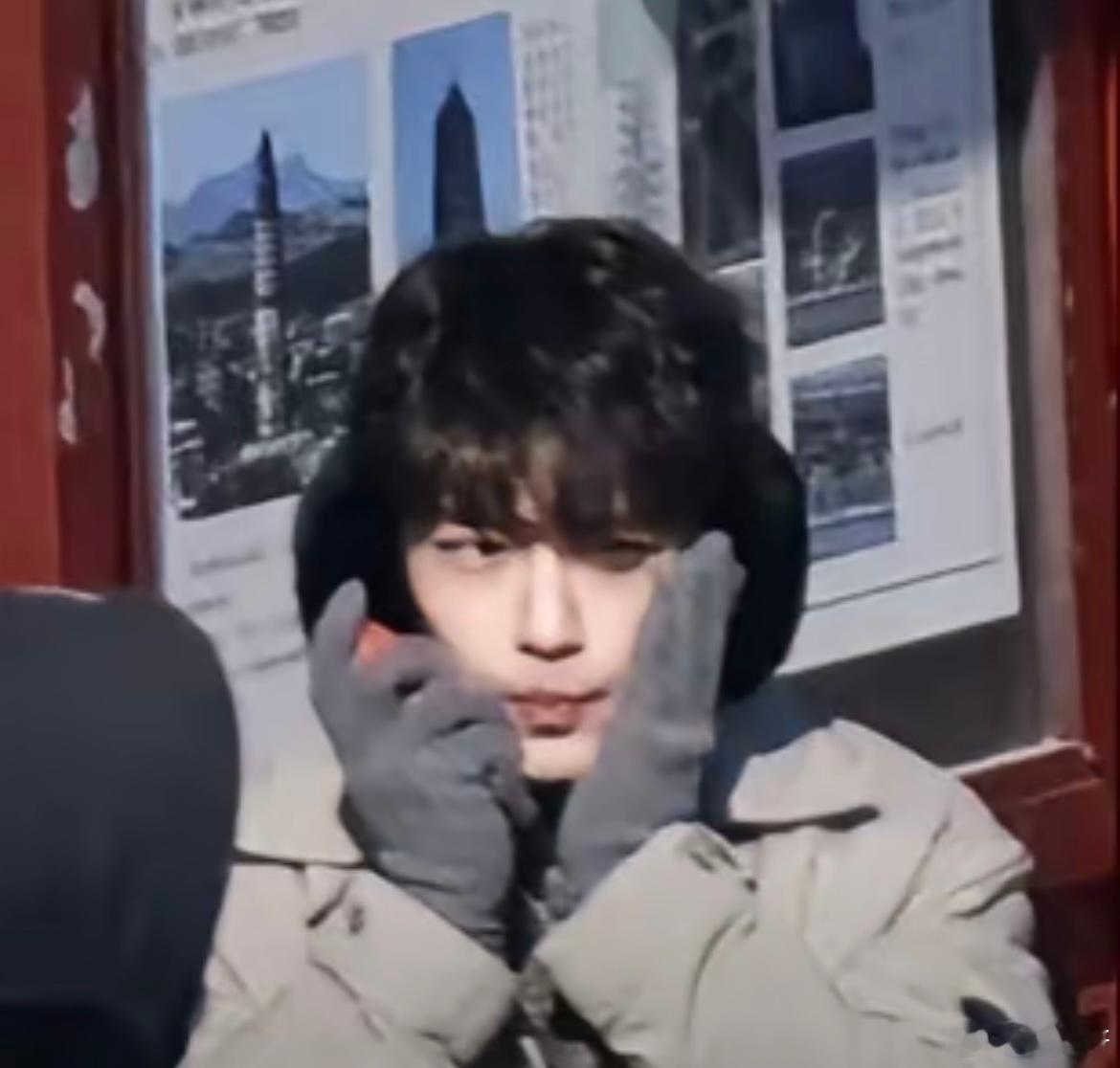 小城良方路透看了蛮多，说真的第一次这么直观的看到肖战的脸，不知道的以为搁那儿演韩