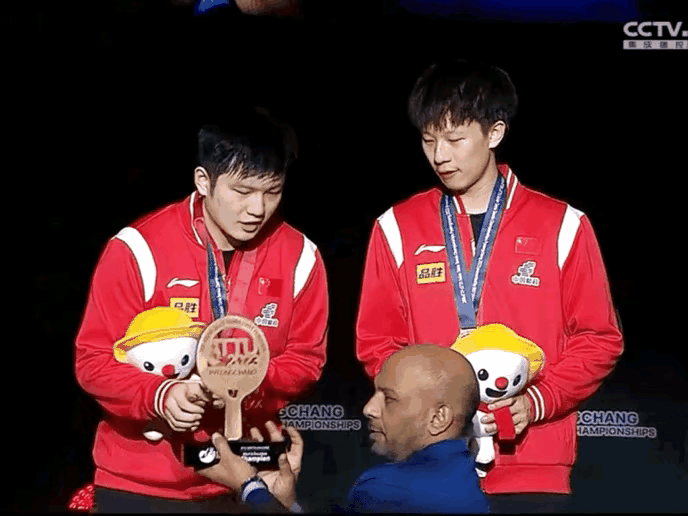 谦逊温和的小胖，他以为只有一个奖杯🏆，让林高远拿，高远说:还有一个，他才开心的