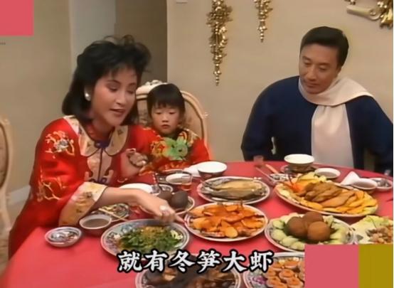 现在看回谢贤一家1986年的年夜饭，真是感慨万千！
 
 
7月20日下午，谢霆