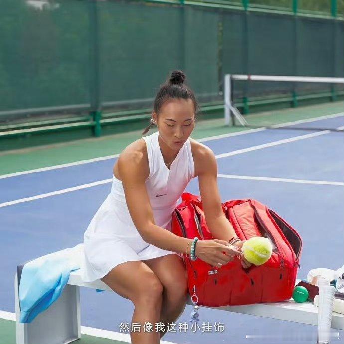 #郑钦文的蛋仔挂件##巴黎奥运会# 网球项目女单决赛中，中国女将郑钦文击败克罗地