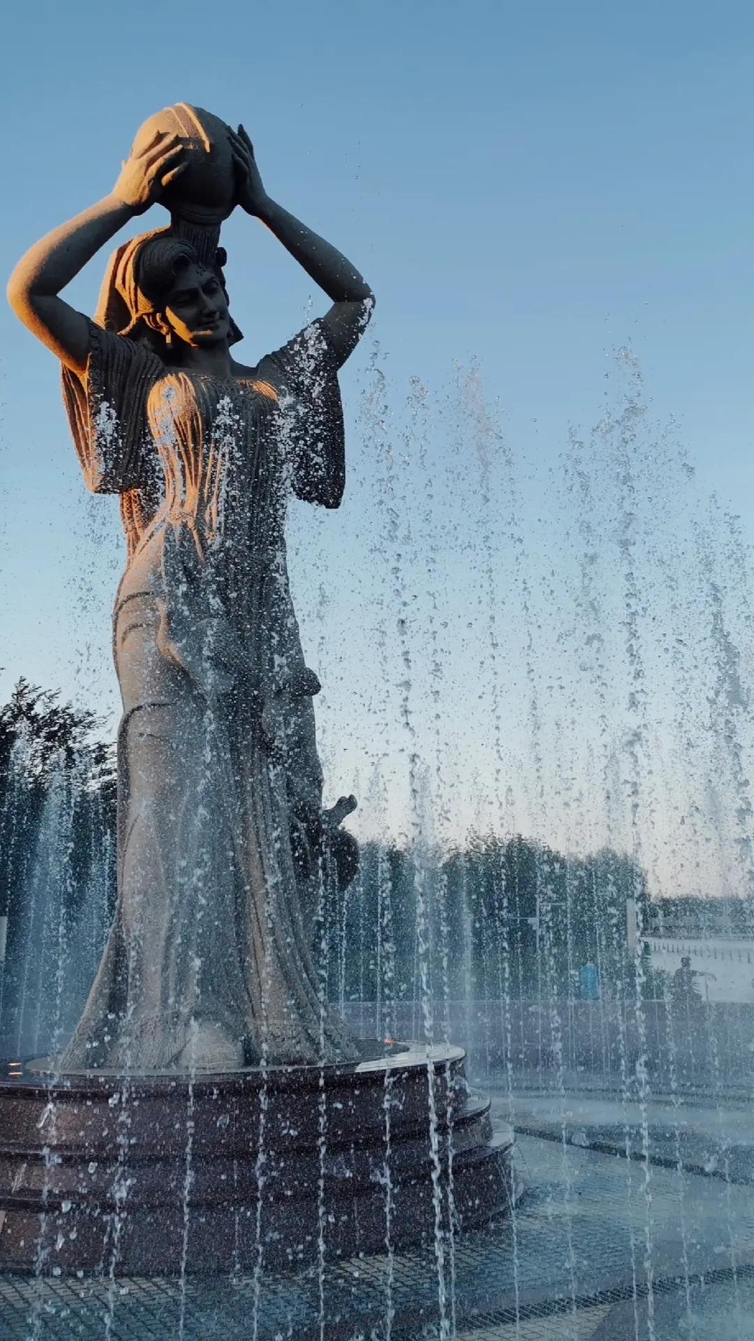 市区最大的人造山水公园，春日绿意盎然、花海成片 。登上观景台能俯瞰全城美景，粉色