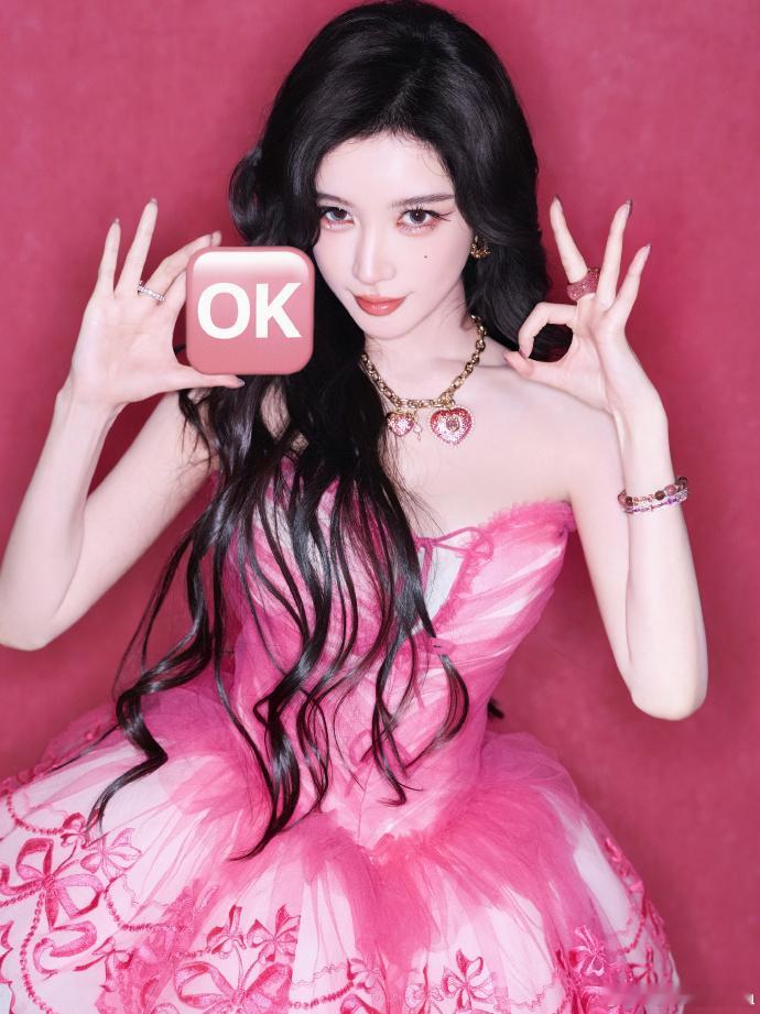 戴燕妮发量戴燕妮发量好多啊！披下来浓密又蓬松，多到能保暖的程度！发质顺滑又有光泽