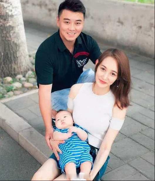 近日，王皓妻子闫博雅因“饭圈争议”被推上风口浪尖。在名古屋亚运会国乒男团失利后，