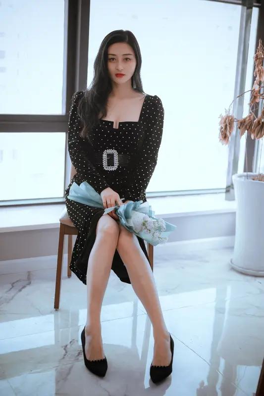 张馨予老公何捷转业，从部队到广州大学保卫处，身份引热议
3秒开头：张馨予老公何捷