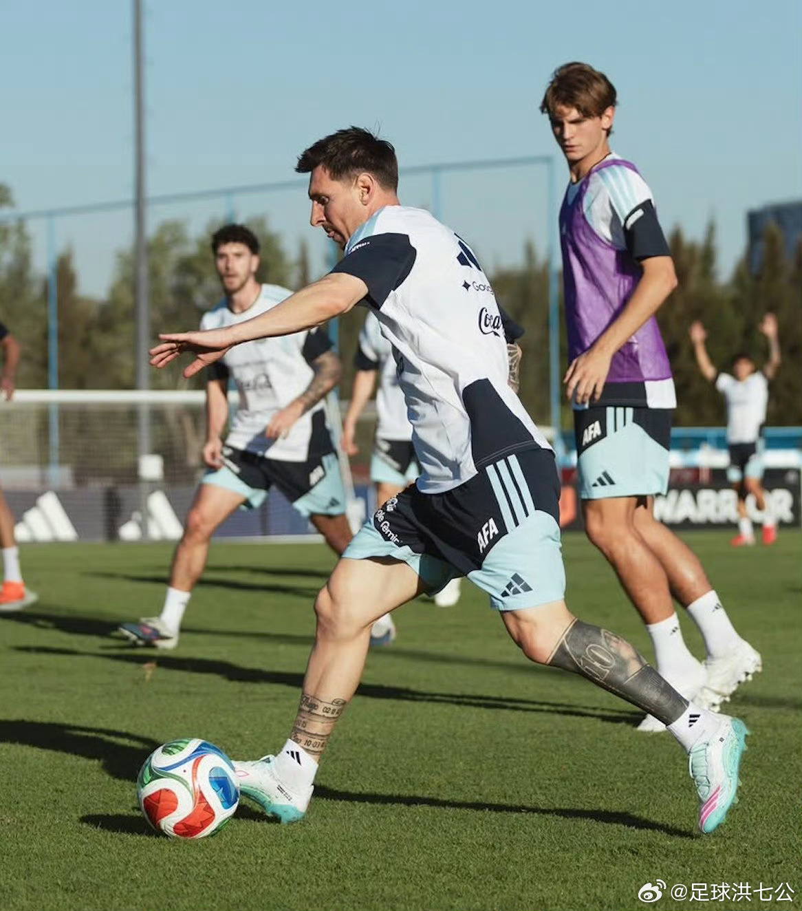 阿媒：梅西确认将首发上阵，全队分担压力使其决意再战世界杯据阿根廷《民族报》报道，