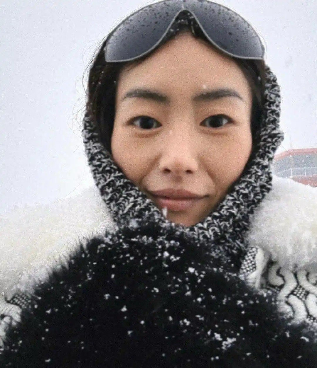 刘雯首度巴黎雪中走秀！针织套装闭场，晚宴后头发湿嗒嗒 