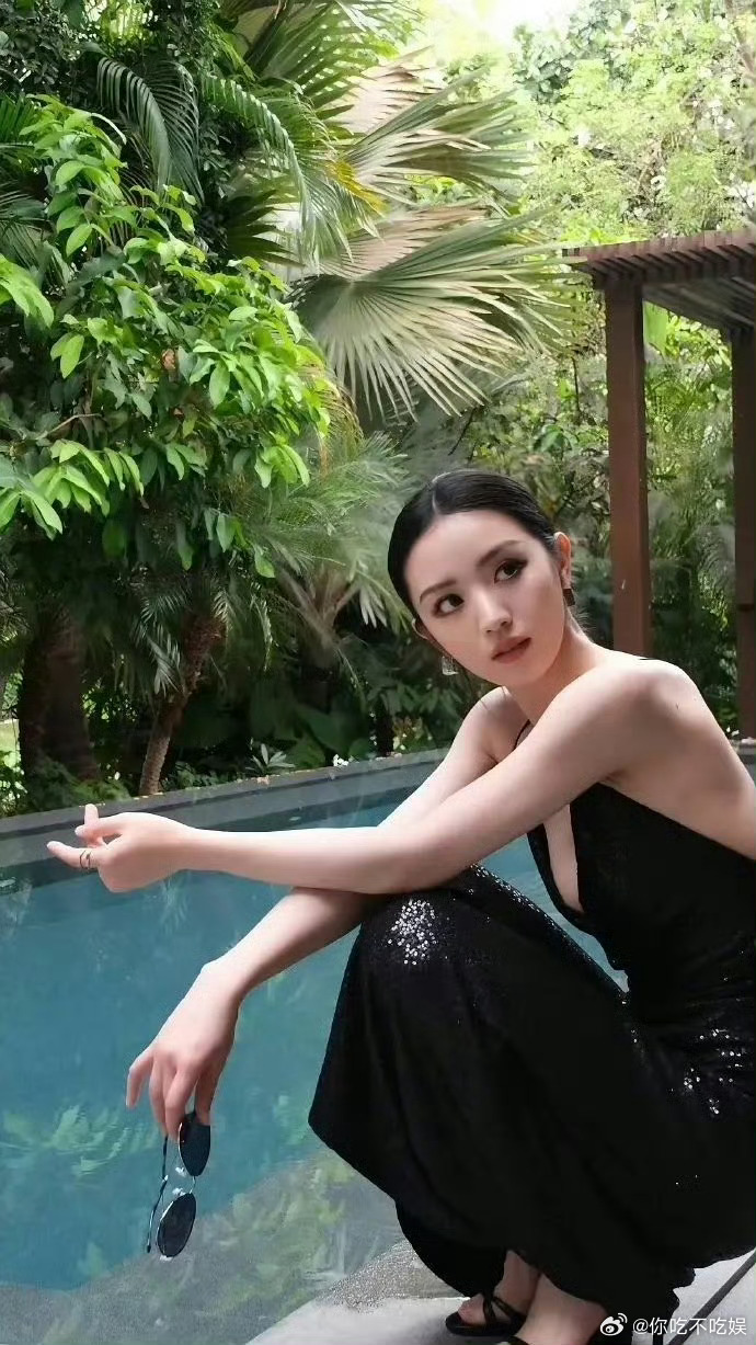 田曦薇没有了铁刘海，真的也就没有了识别度。 