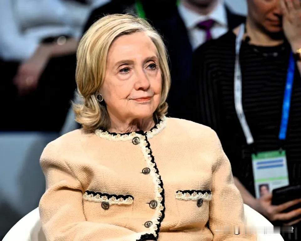 突发新闻：前国务卿希拉里克林顿说：我一无所知！

前国务卿希拉里·克林顿在向众议