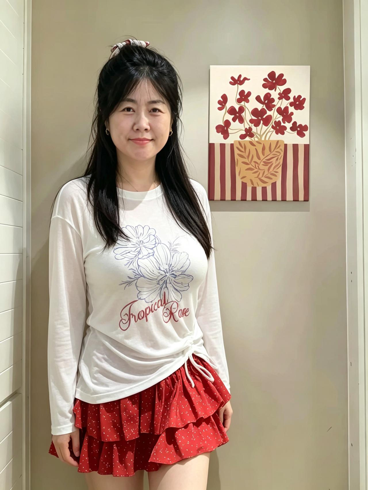 浅笑盈盈春色暖，芳华自在落眉间。