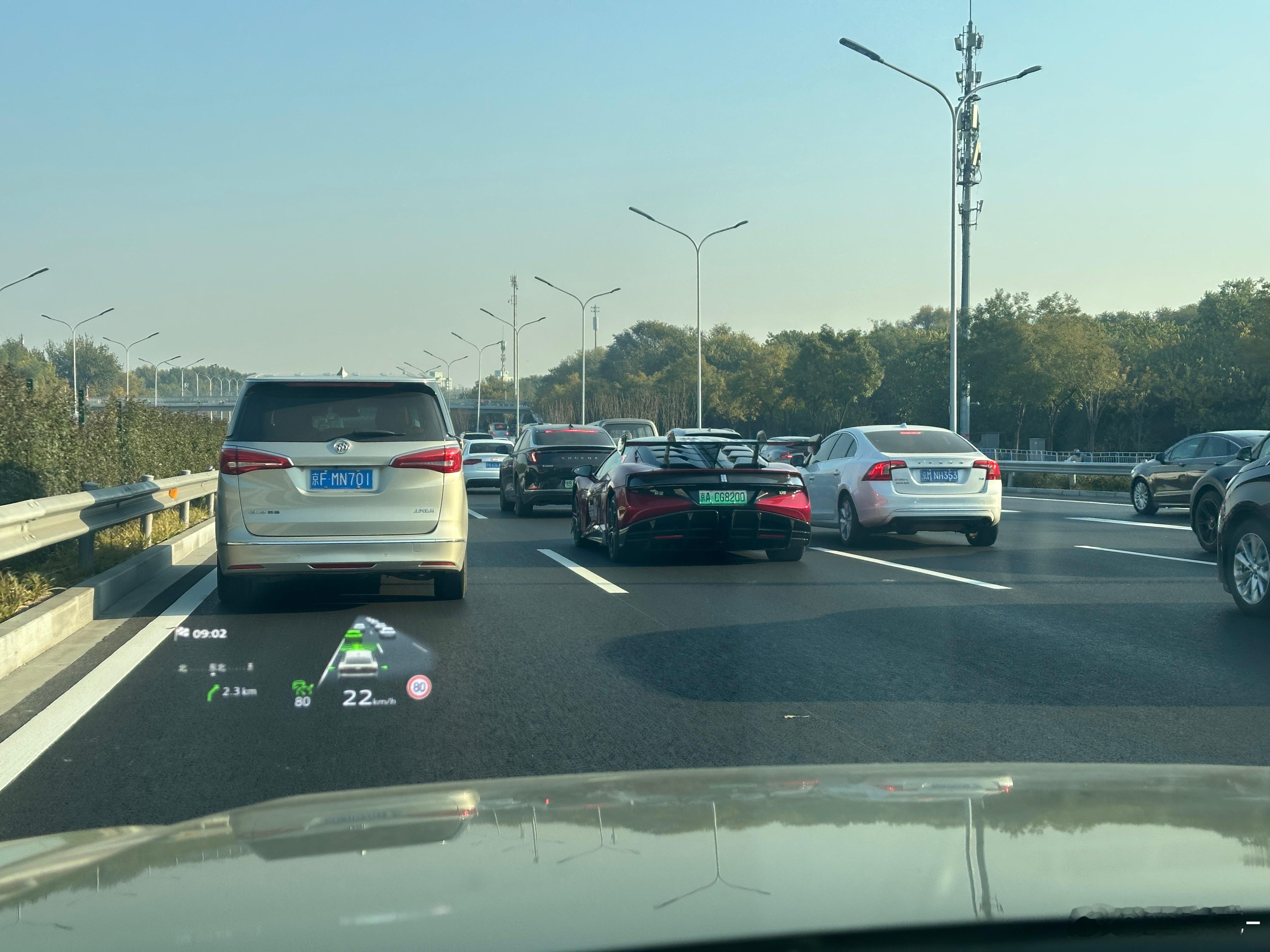 第一次马路上见到仰望U9，这外观确实够炸裂，在车流里特别显眼，话说这价格，你会买