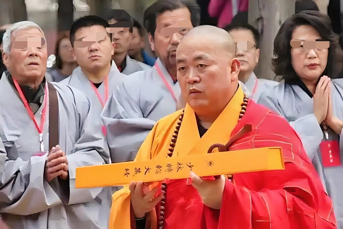 释永信长期担任少林寺方丈及多个佛教协会职务，并获多项荣誉。自1994年起任少林寺