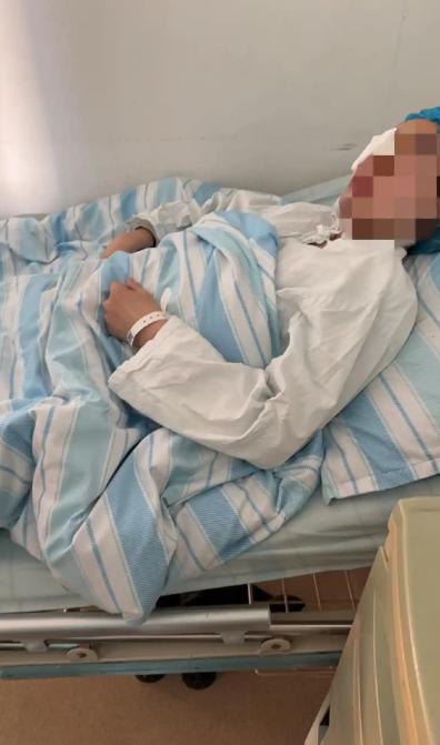 太恐怖了！一句劝架竟让女教师右眼被戳爆！浙江瑞安，一名42岁女教师见六年级男女同