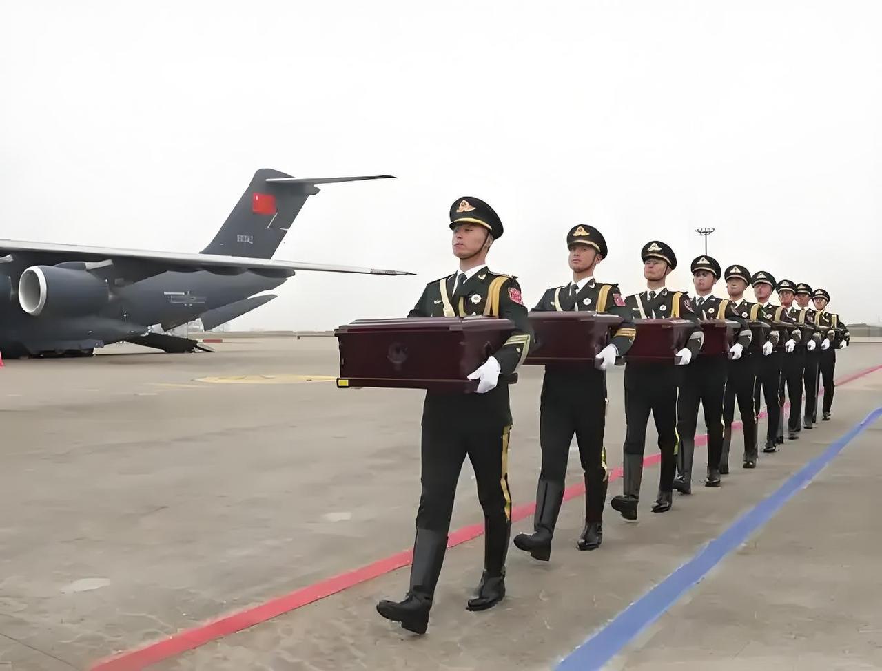 今天，第13批在韩志愿军烈士遗骸跨越山海，荣归祖国。以国之名迎英雄回家的这一刻，