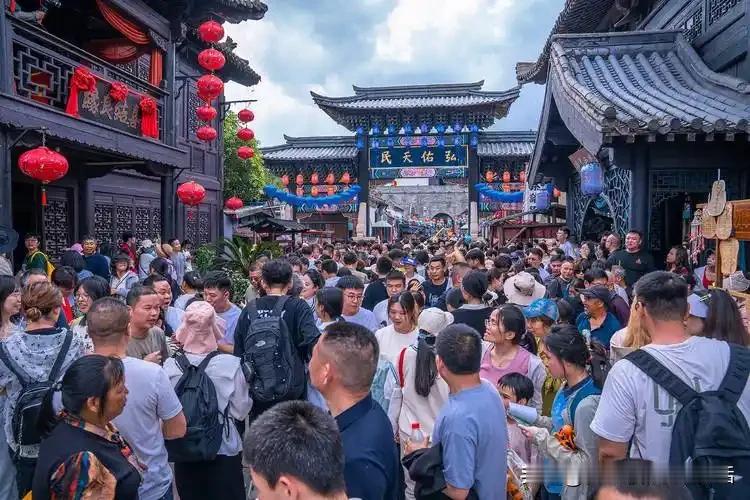 网上有很多人问：为啥去韶山的游客越来越多？

其实，不光韶山人山人海，全国各地景