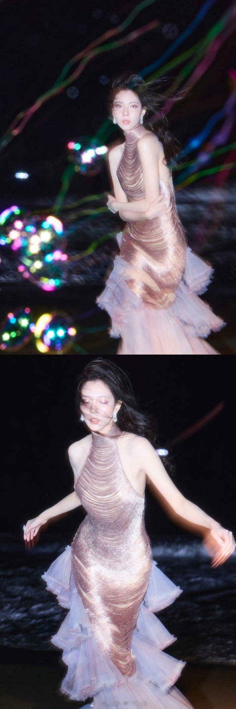 宋妍霏 深海人鱼姬上岸了 宋妍霏这波造型直接美到心巴上！向镜头走来的瞬间完全挪不