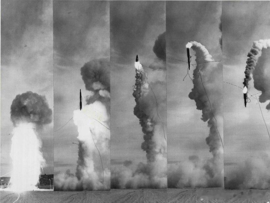 民兵导弹热发射实验。由于二三级和仪器舱均为配重，模拟箭无法控制弹道。一级升空后会