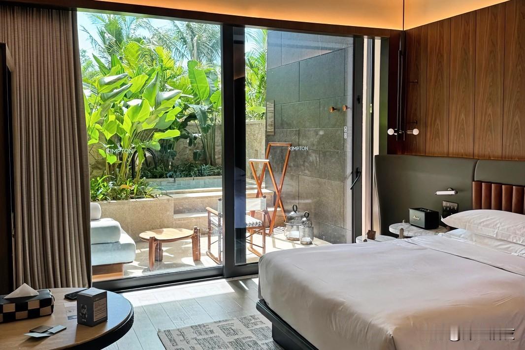 出差一族的黄金时代，要终结了吗？

昨天出差见到了前同事。

作为公司中层的他，