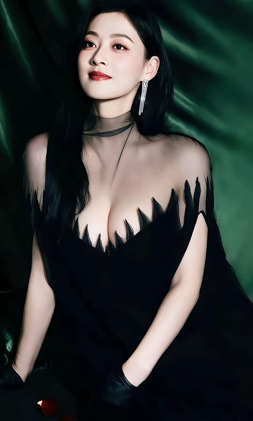 有网友说，梅婷50岁了，已经是知天命之年。随着年龄的增长，她的胆子也和年龄一样，