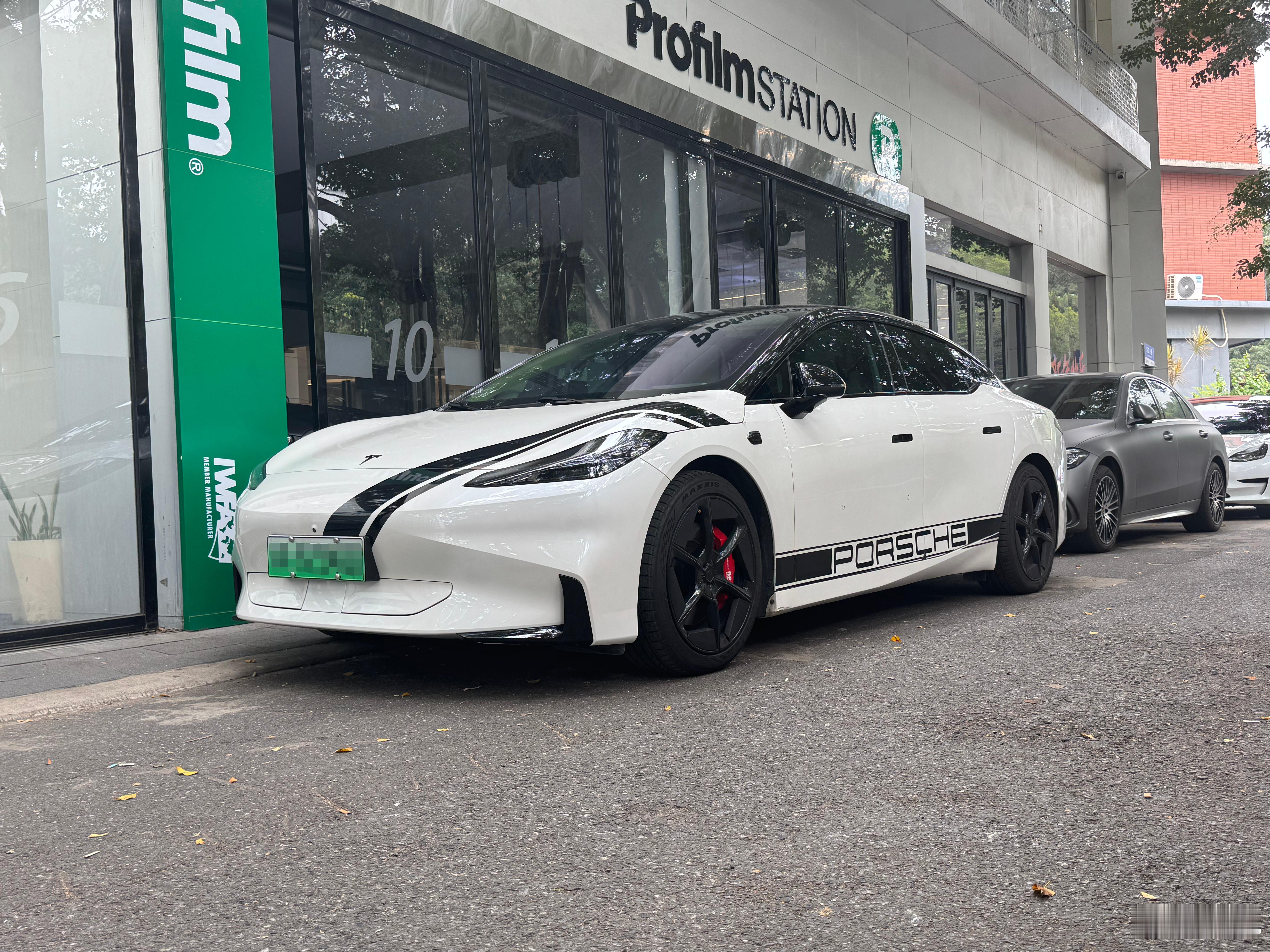 -这是Tesla出了轨，还是波子劈了腿？-没有没有，只是昊铂做了小医美[挤眼] 