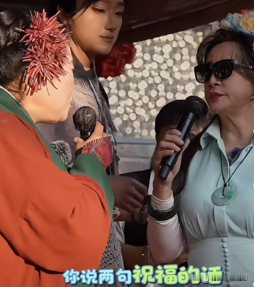 刘晓庆与开封王婆友好互动！