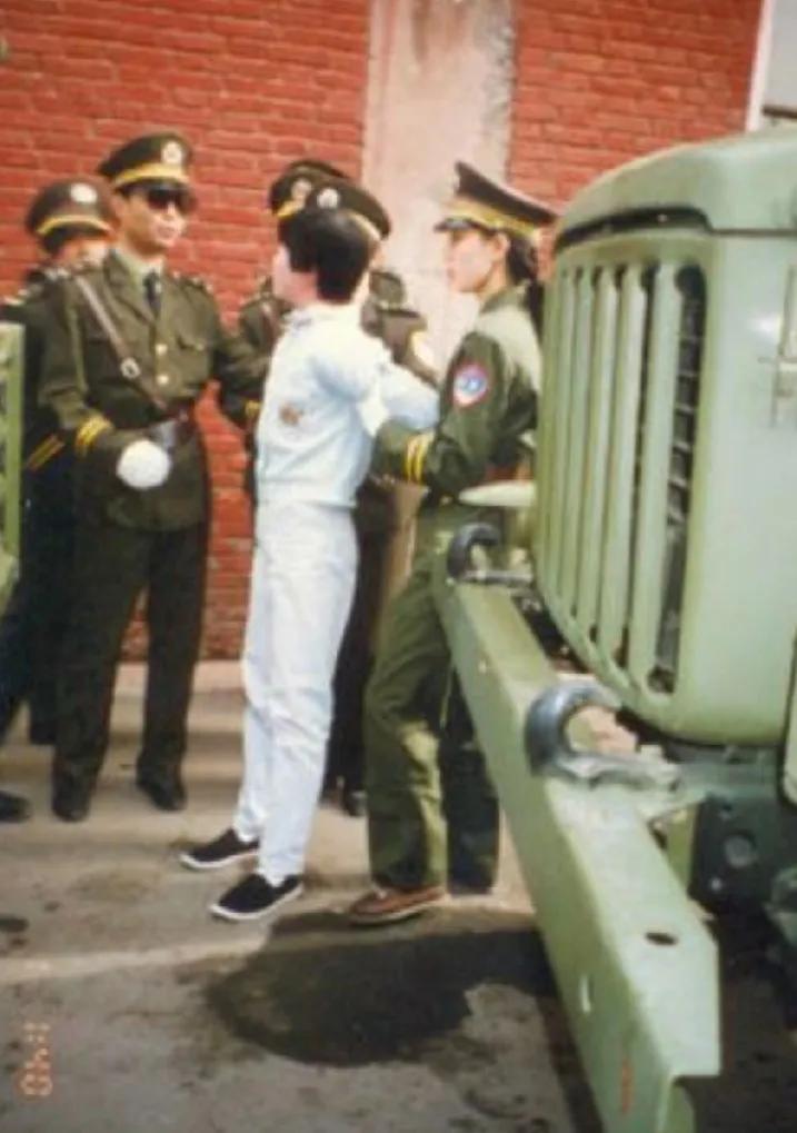 1992年，一名犯人，被执行死刑的全过程，从照片中我们可以看到，犯人是一个女性，