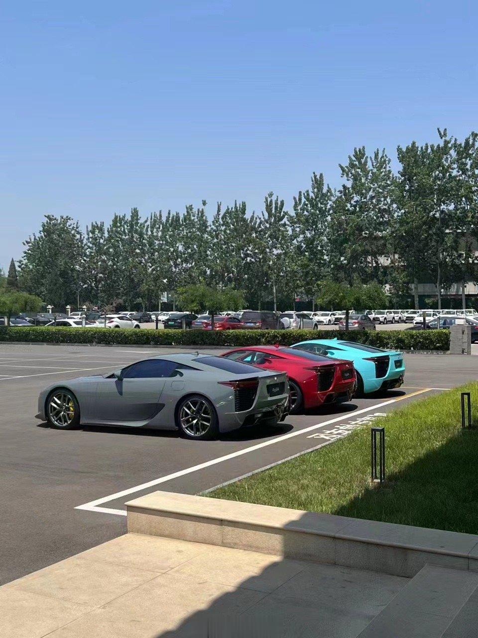 一下子弄三台LFA也是挺难的….灰色好像是甘牌的那个吧，红色的京牌的，t蓝是丰田