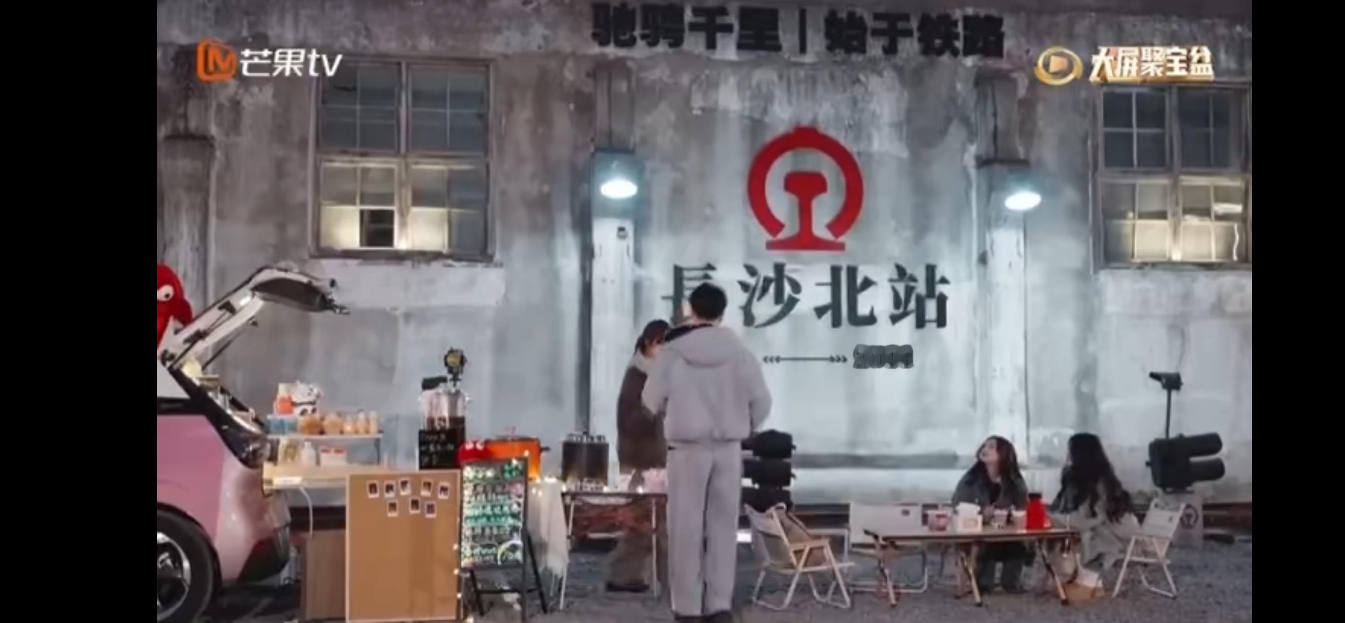 看综艺看到眼眶微热谁懂！姜妍一出现，氛围都变得温柔。姜妍摆摊这幕美好具象化了 她
