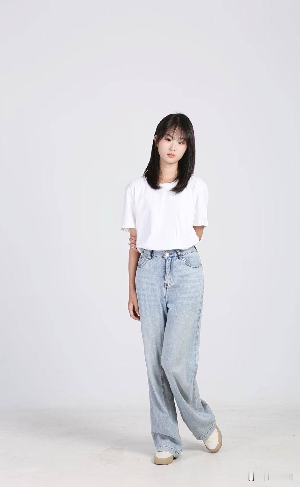 一个女孩穿着休闲装站在那里。