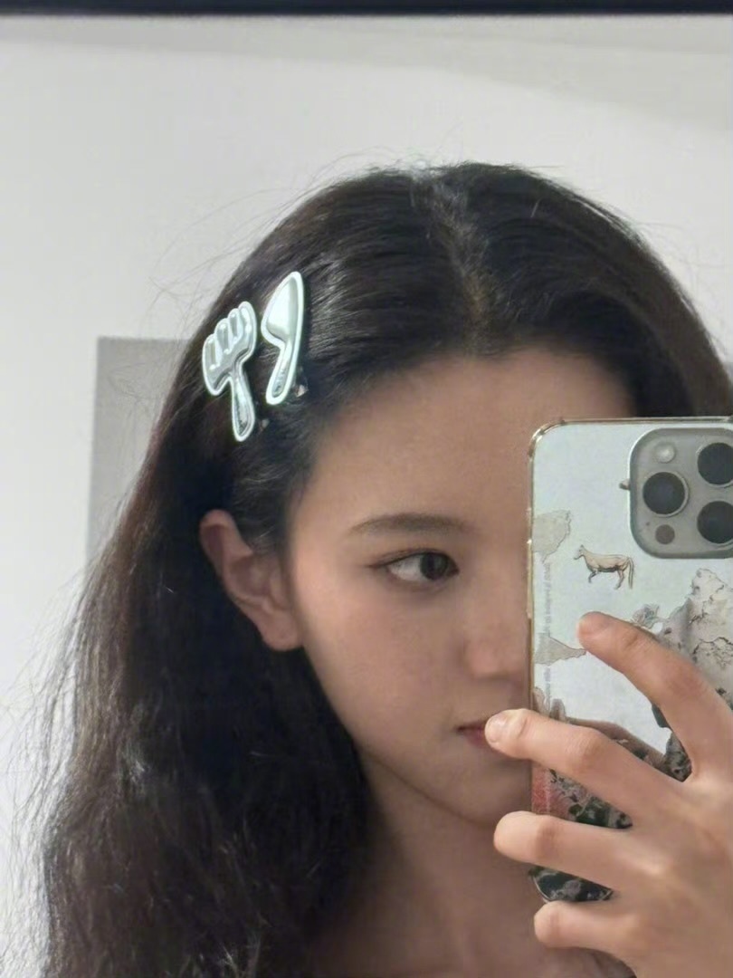 沈羽洁刀叉发卡好可爱沈羽洁搞混了北斗七星和牛郎织女星  今天是七夕限定刀叉版小沈