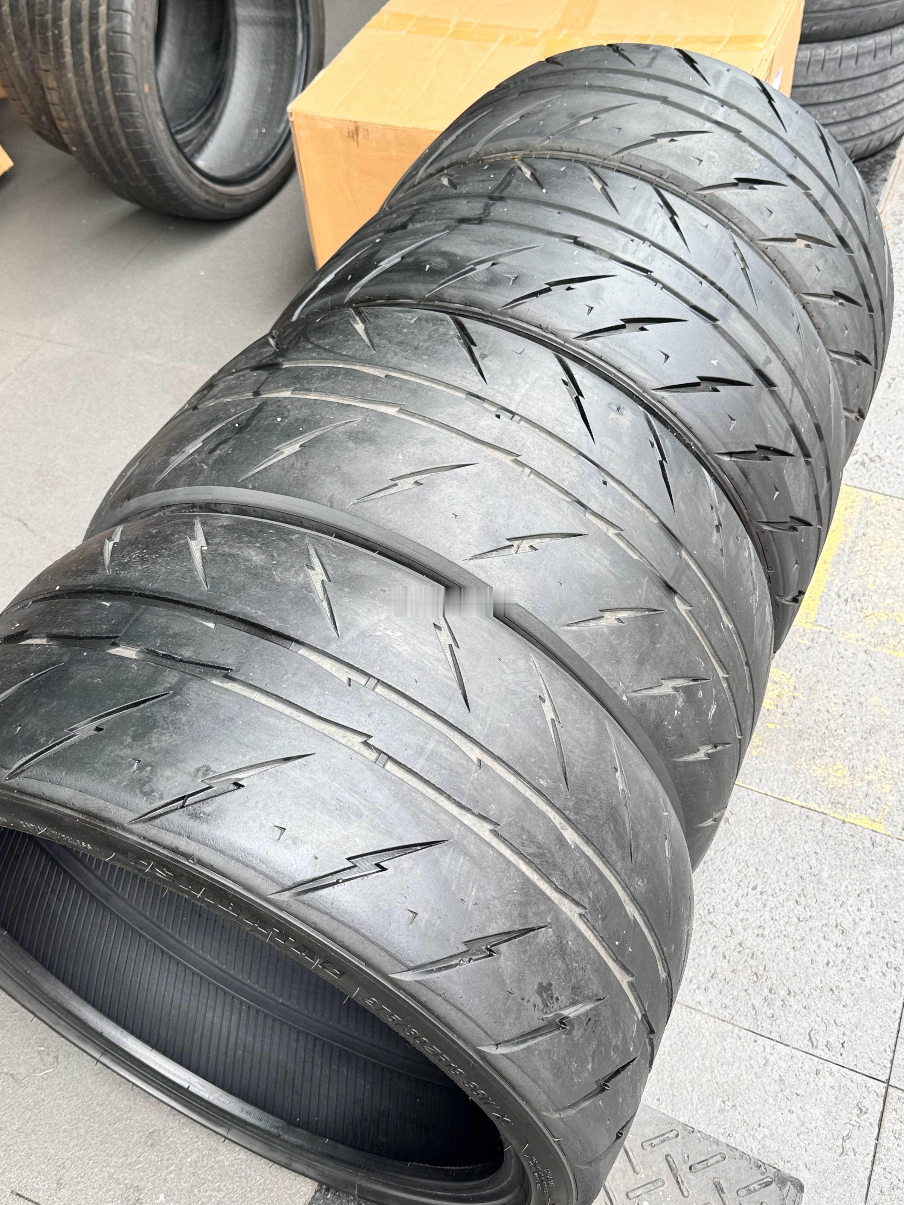 雷登半热容轮胎 拆下 265 30 19 2️⃣条275 30 19 2️⃣条 