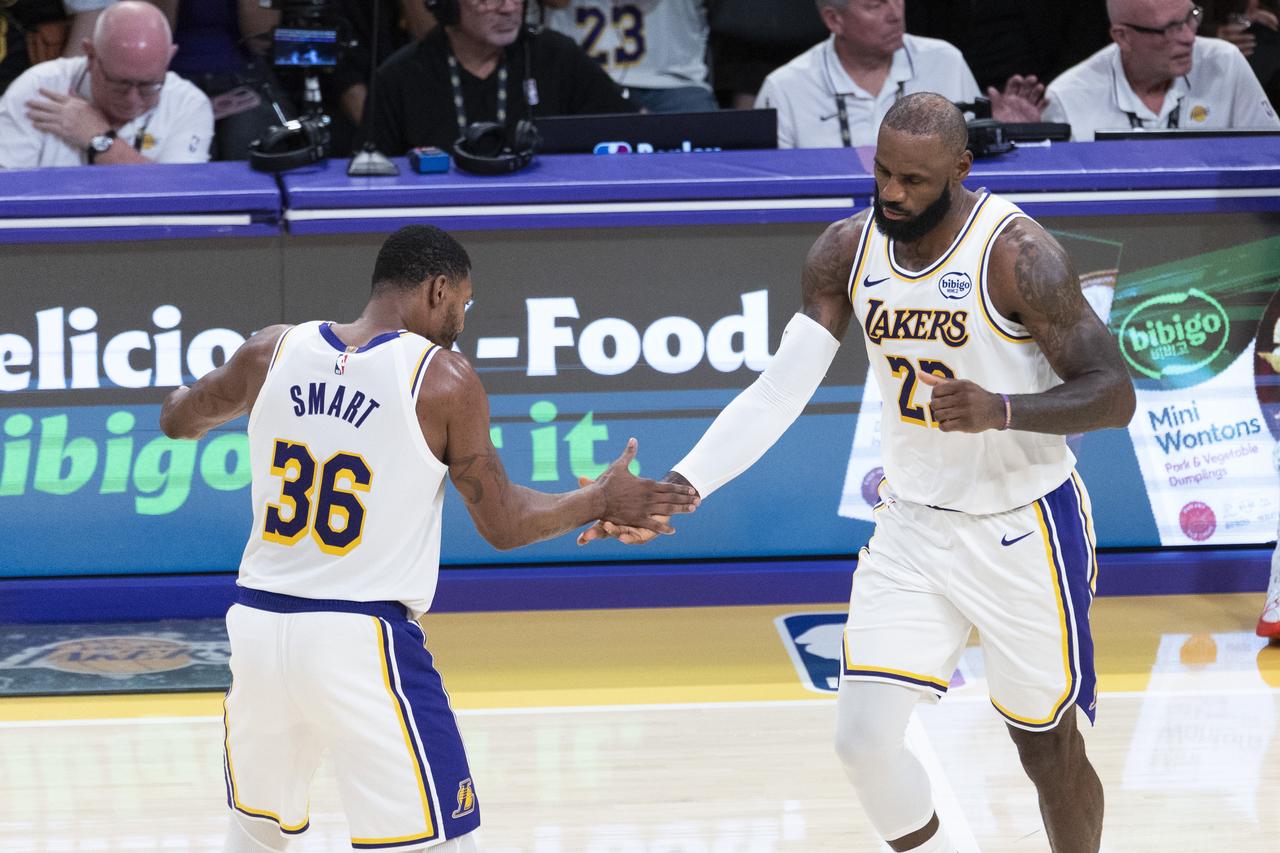 斯玛特大赞詹姆斯，说自己佩服的五体投地
在NBA季后赛的G1对决中，湖人队于主场