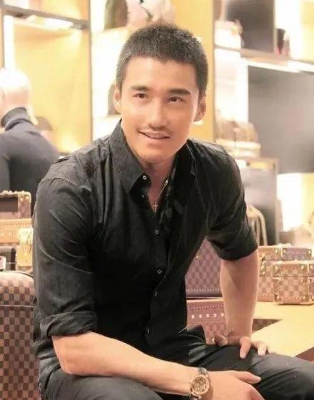 送给50岁男人的一些话？
以下这些话送给50岁的男人：
 50岁，是人生的一个新