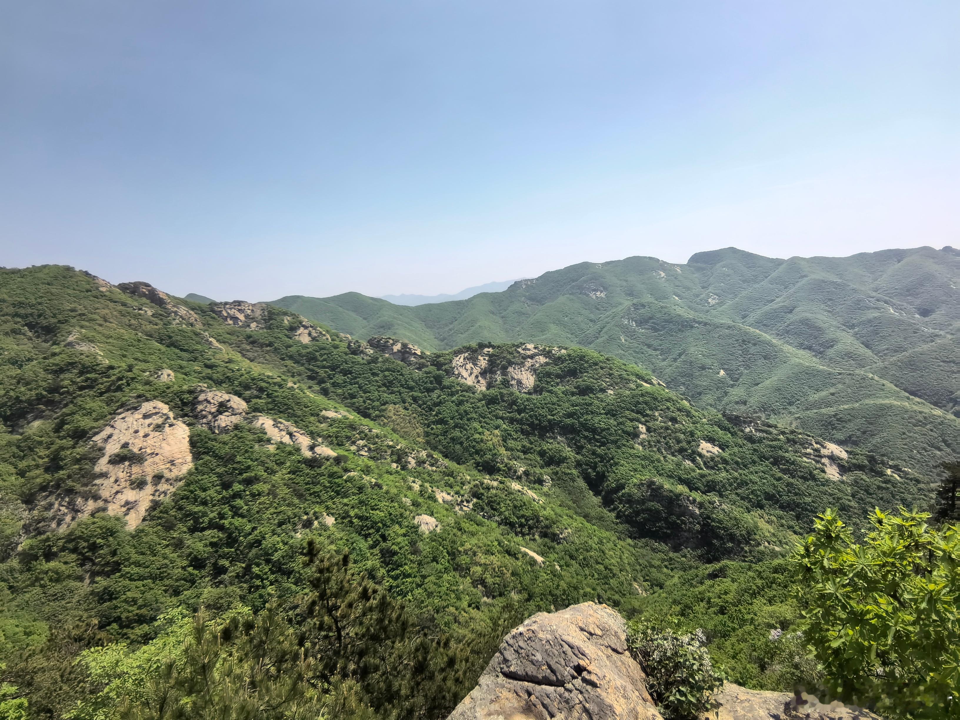 辽宁盖州的#青龙山# 巍峨峻秀，海拔700多米。山中遍布苍松翠柏，四季幽郁，宛如