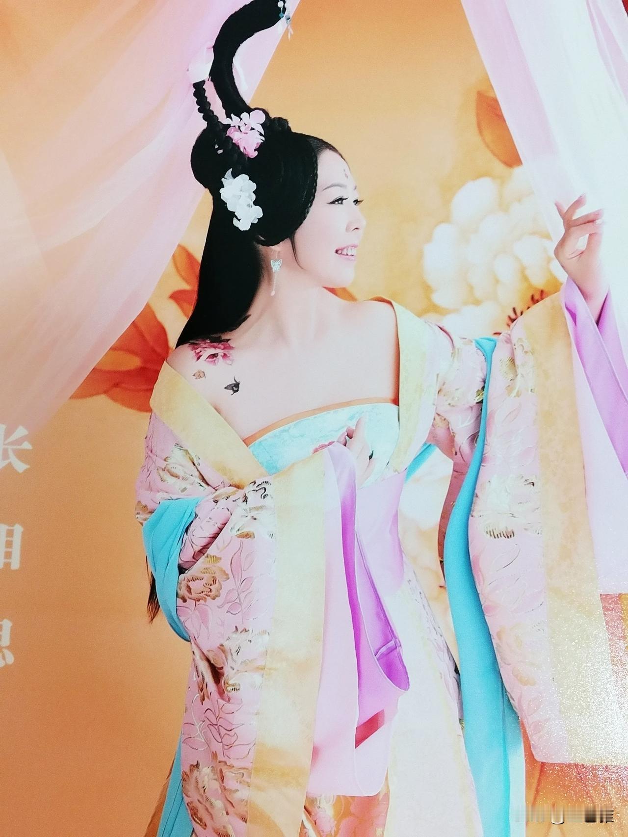今天翻到以前我在盘子拍的古装照。

我还挺喜欢这张的。

现在我的人胖了，年纪也