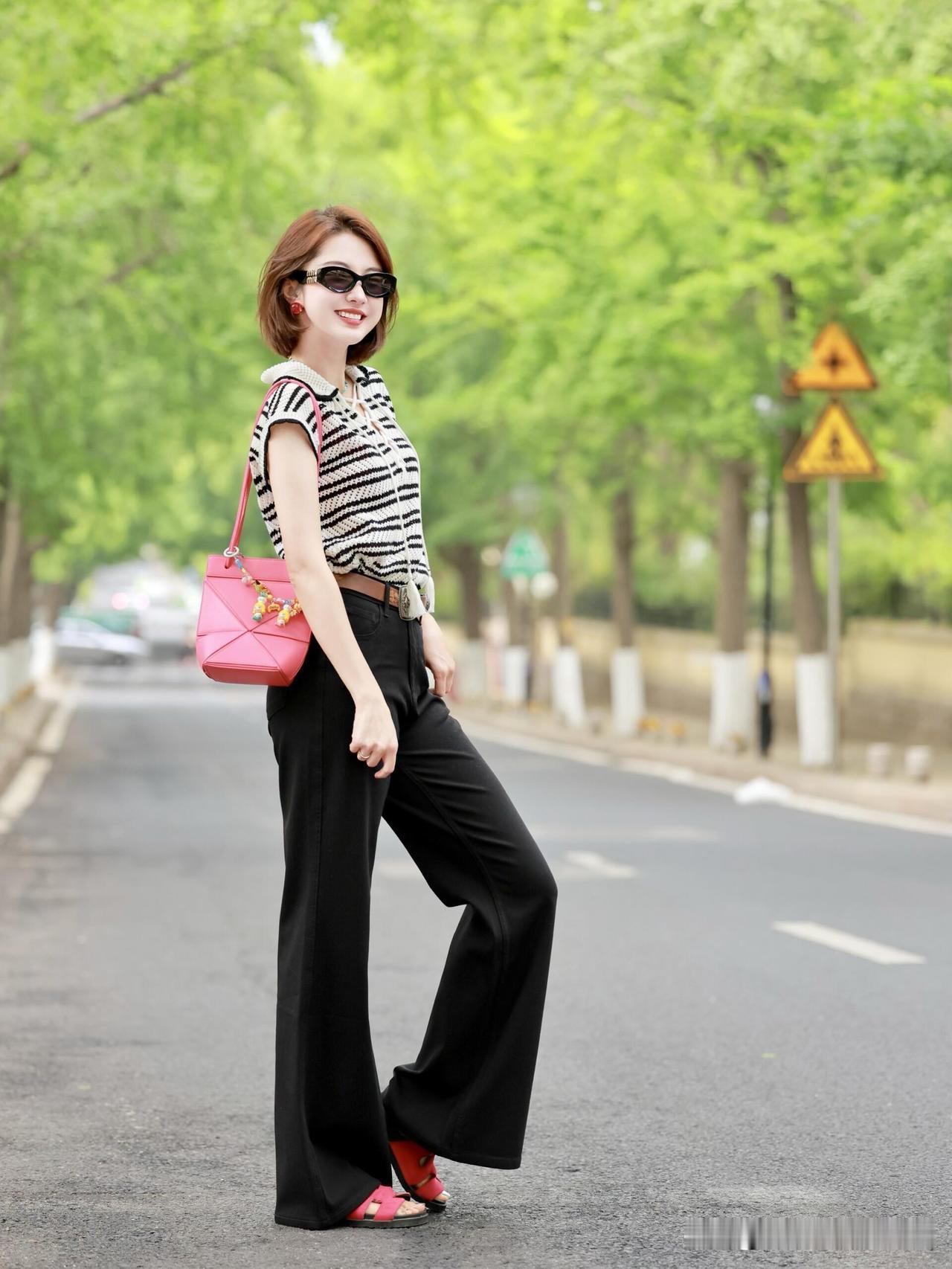 夏日清新穿搭，黑白条纹上衣搭配黑色长裤，轻松自在！🌞👗👠