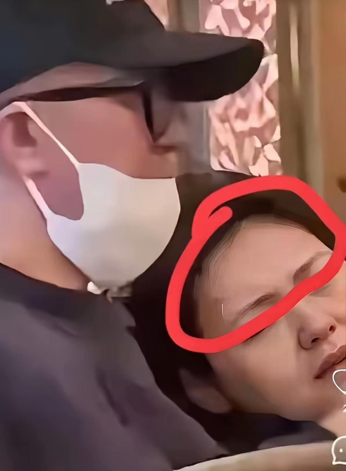 一个女人婚后“变丑了”，千万别急着同情她。
你看她嘴角的弧度变硬了。
你看她沉默