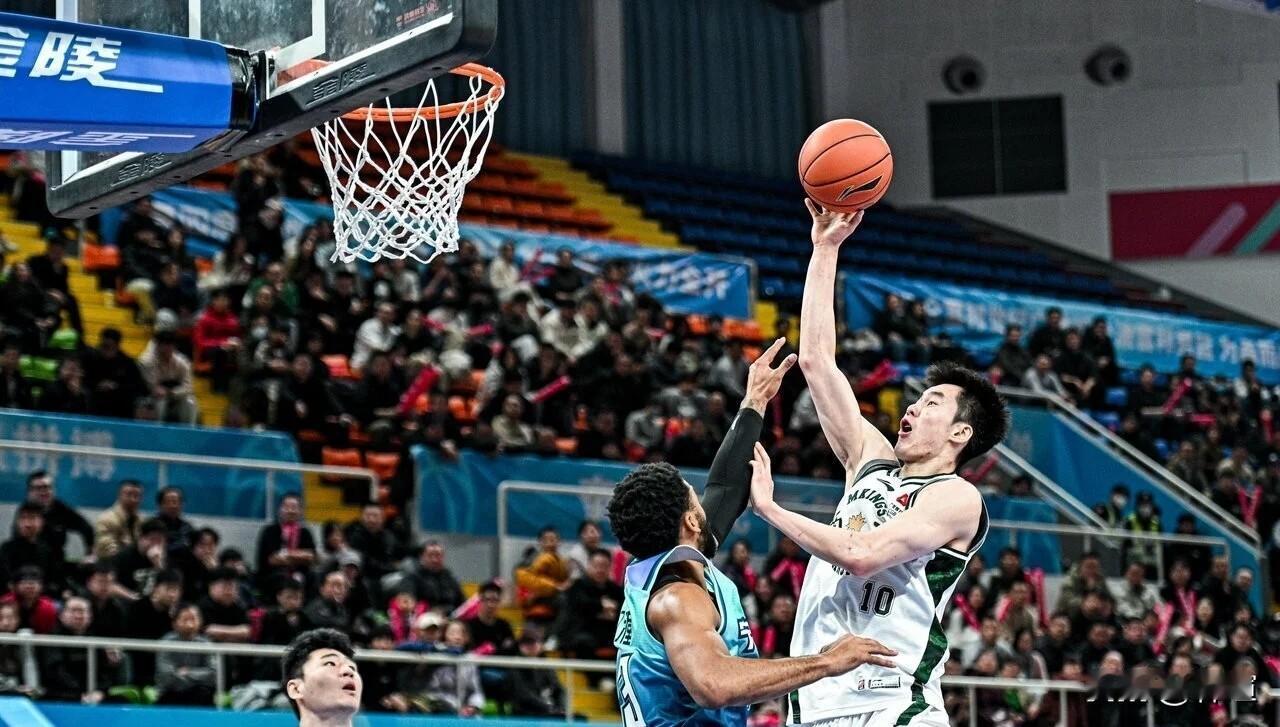 忍不住要夸一下宁波男篮！
今晚进行的一场CBA联赛第12轮的比赛，主场作战的宁波