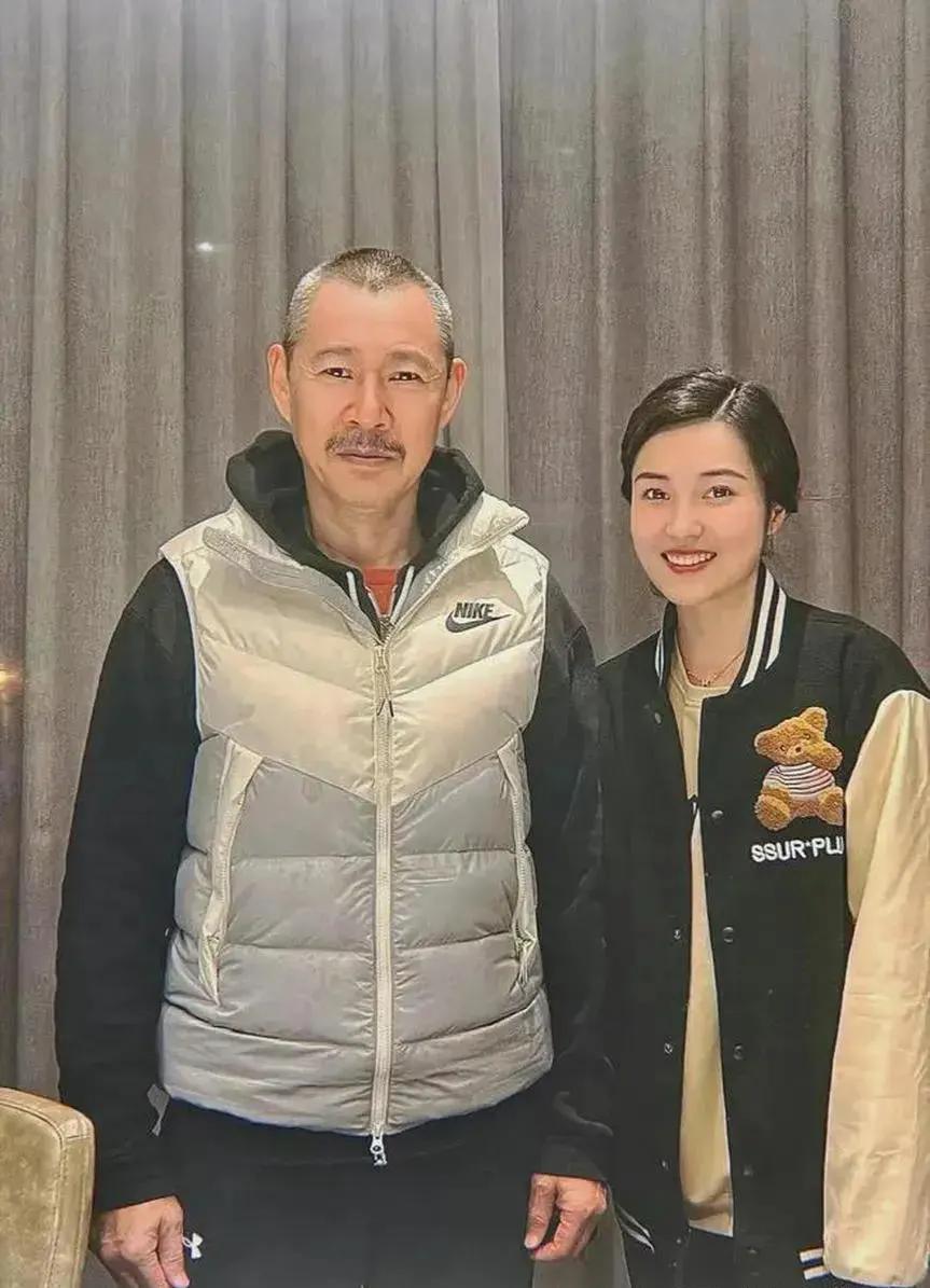 这没有美艳的张丰毅老态龙钟，那里还是美颜后那个一身肌肉，一脸胶原蛋白的容颜，头发