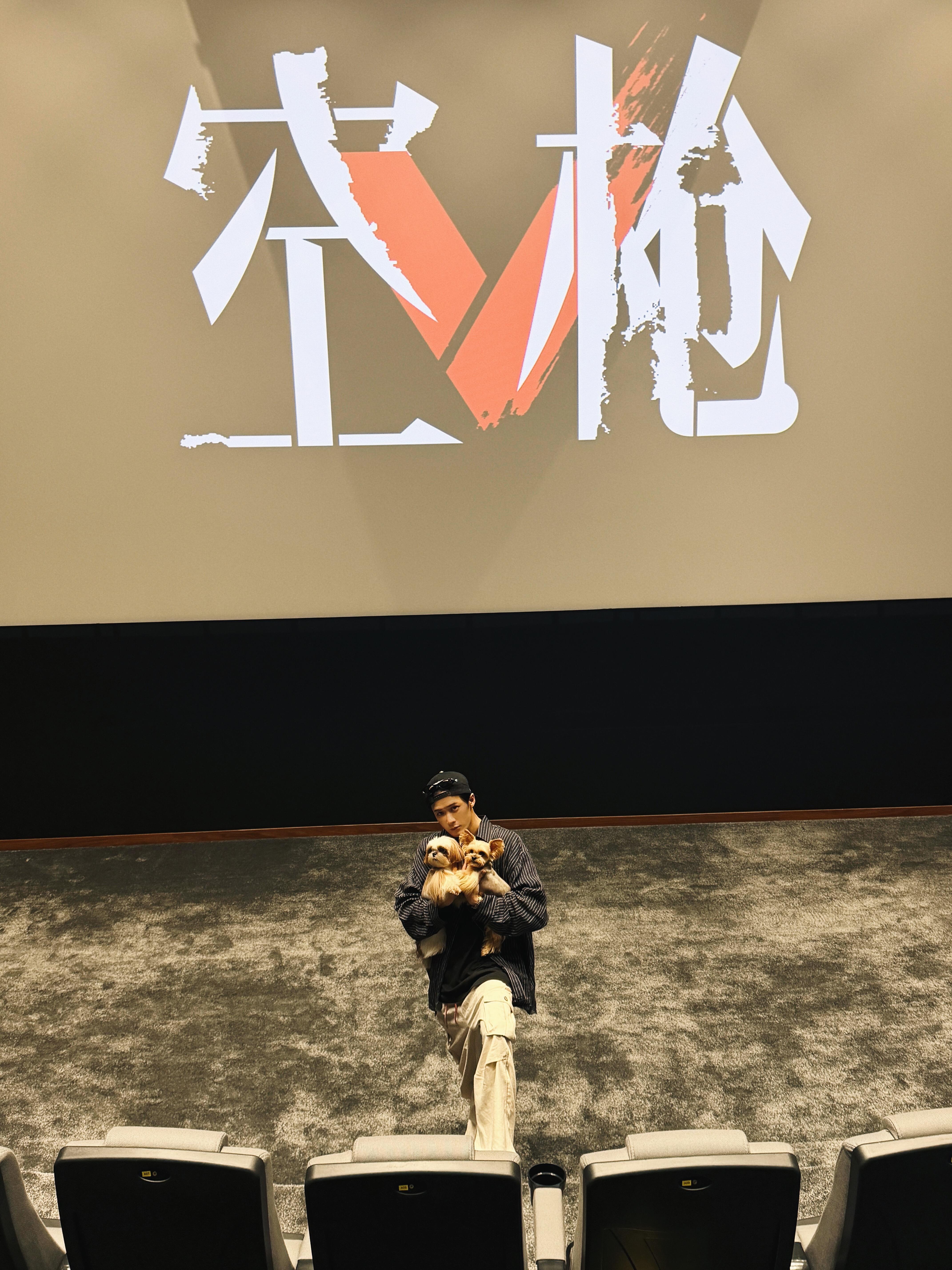 好羡慕呆球能坐在爸比怀里看电影 
