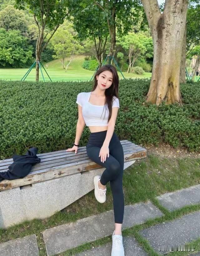 三分可爱三分艳丽三分妩媚和一分清纯 构成了我这个十分完美的女人 纯欲天花板 甜妹