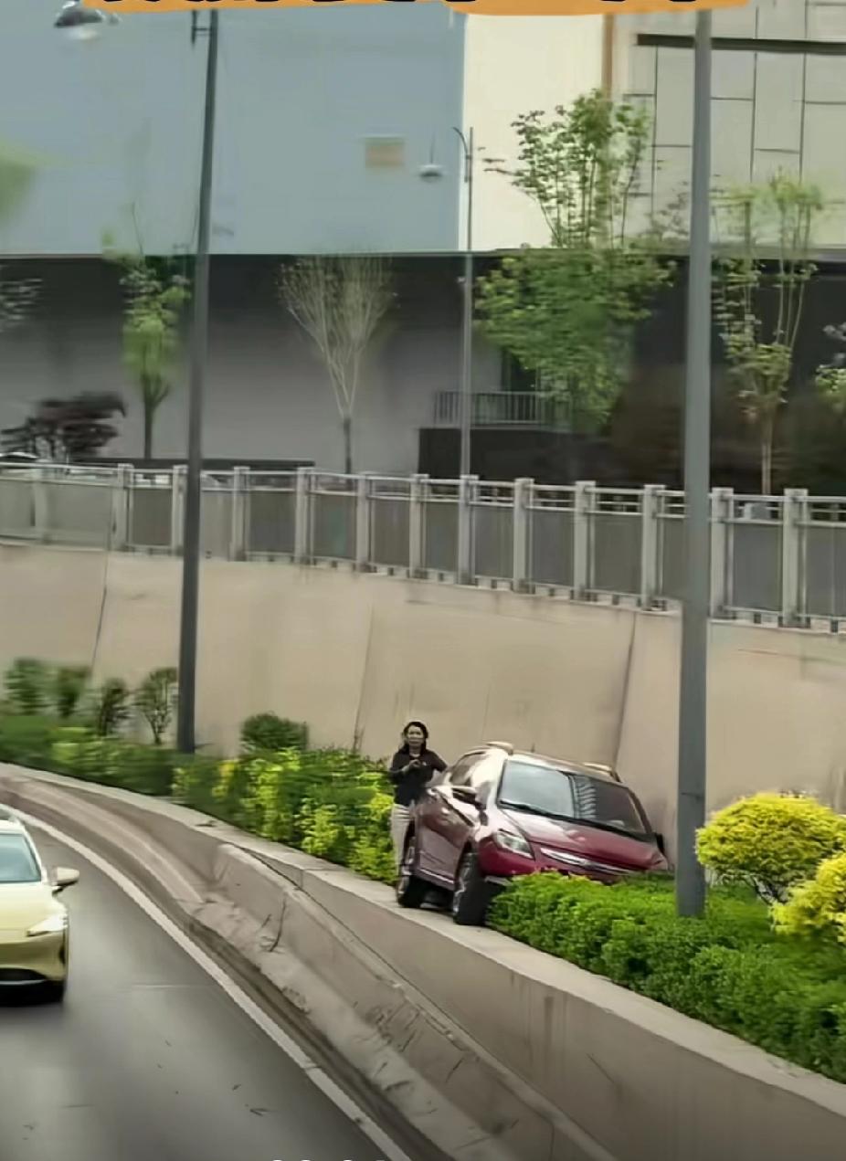 2026未解之谜。太原一女子驾车冲上了路旁一米多高的绿化带，稀奇的是人车均毫发无