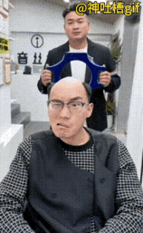 发型对于一个男人来说，
真的相当于整容。