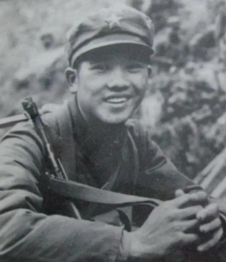 1979年，对越反击战中，一个战士给前线阵地送情报，却发现阵地已经被越军占领，他