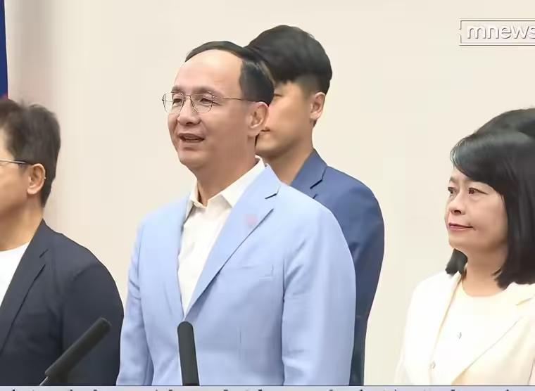 朱立伦恭喜郑丽文当选国民党主席！
 
说白了，这个结局是众望所归的。郑丽文当选一