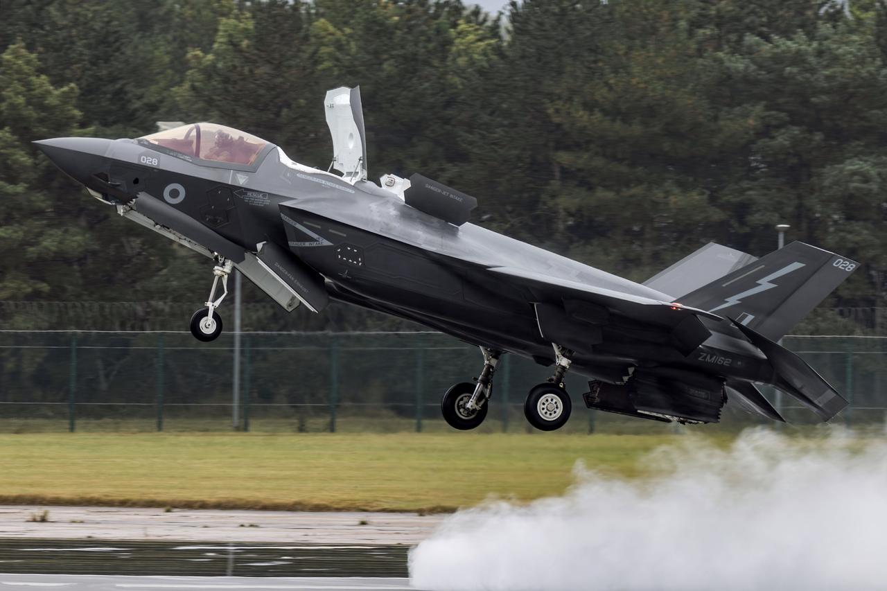 近日，英国皇家空军发文称，已将F-35B战机从皇家空军马勒姆基地部署至位于塞浦路